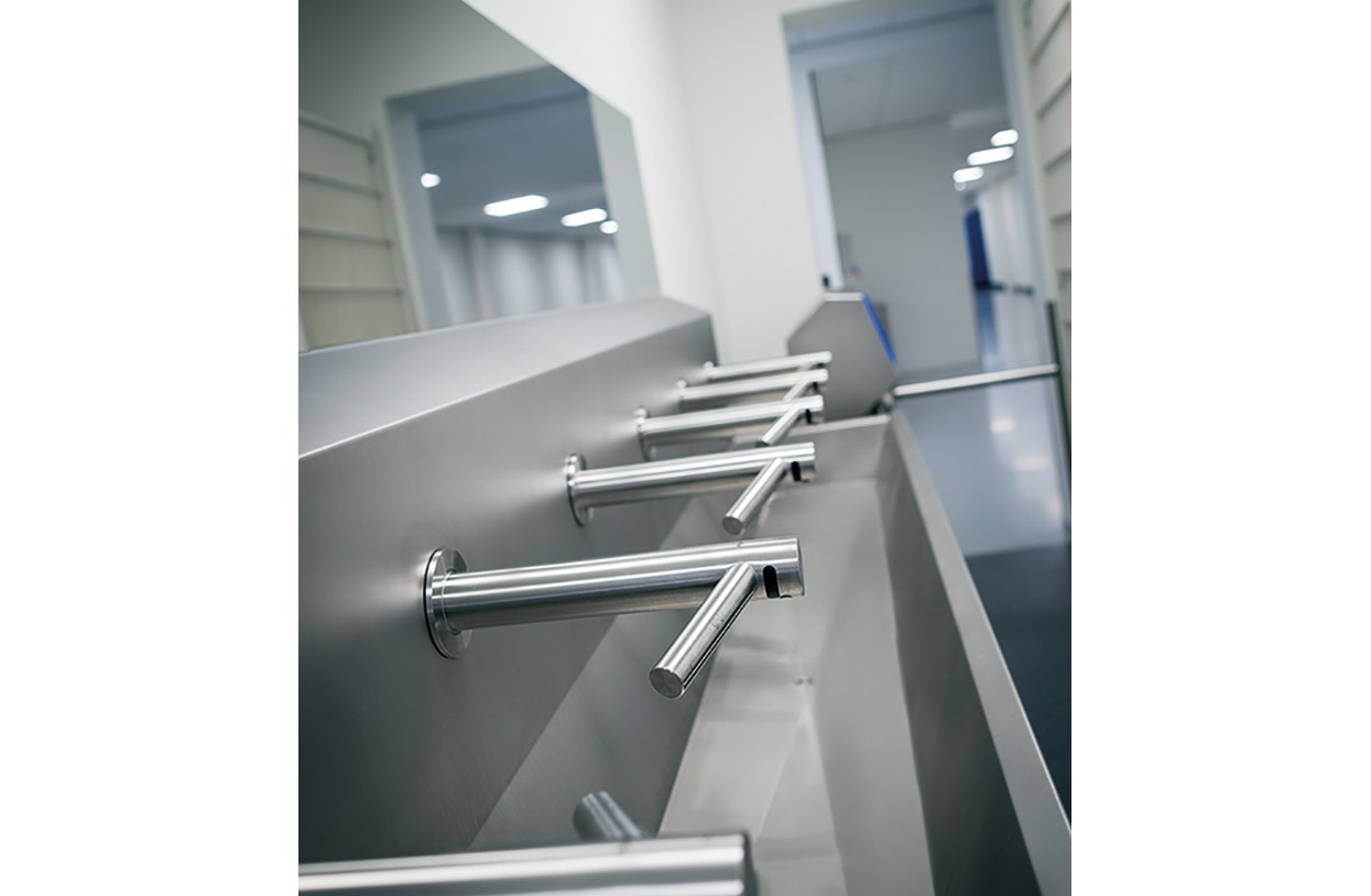 Wash basins with hand dryer - Image 7